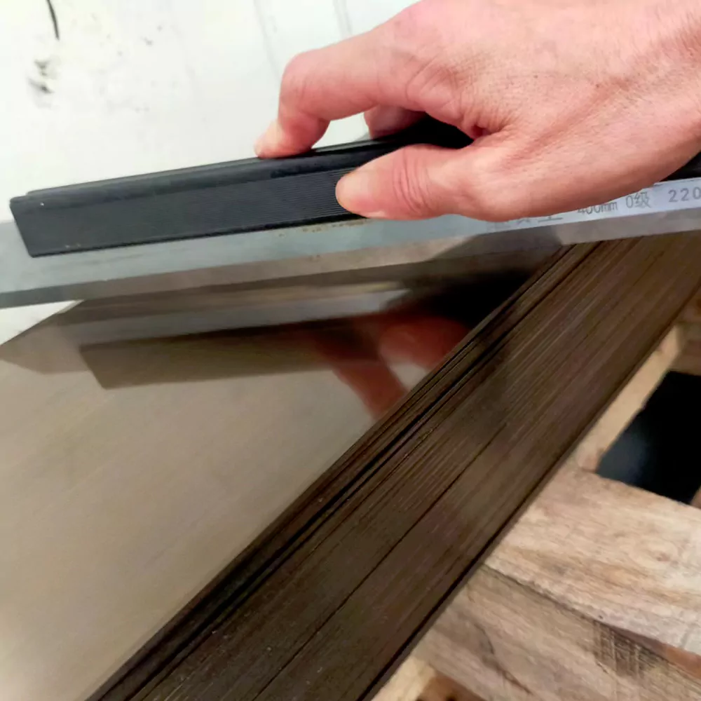 Tira de acero con alto contenido de carbono endurecida y templada para hoja de sierra de cinta