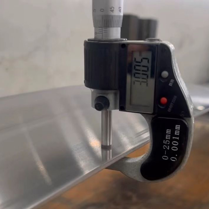 Prueba de planitud de tiras de acero con sierra circular