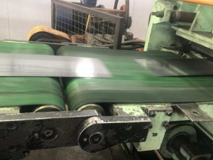 Corte y corte de tiras de acero.